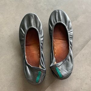 Tieks flats in Pewter